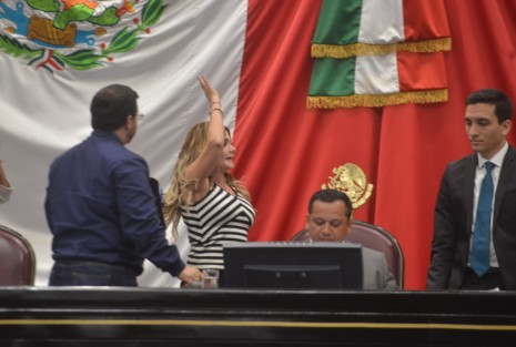 Pese a los intentos de panistas para detener la aprobación de la reforma que faculta al Congreso para remover al Fiscal de Veracruz, la misma fue aprobada con el aval de 132 cabildos municipales veracruzanos. 