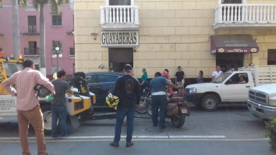 Oficiales de tránsito municipal de Veracruz, con ayuda de grúas, retiraron motocicletas estacionadas sobre la calle de Mario Molina. El operativo causó molestia entre los dueños de los vehículos, pues cosideran la medida excesiva. 