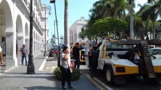 Oficiales de tránsito municipal de Veracruz, con ayuda de grúas, retiraron motocicletas estacionadas sobre la calle de Mario Molina. El operativo causó molestia entre los dueños de los vehículos, pues cosideran la medida excesiva. 