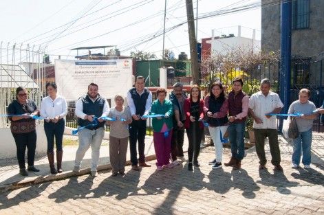 Luego de inaugurar las obras de electrificación, edilesde Coatepec se trasladaron la Colonia Juan de la Luz Enriquez, para cortar el listón de la Rehabilitación del drenaje sanitario del Andador Bugamblias y ndador Tulipanes, en donde se realizó una inversión de 1 millón 131 mil pesos para beneficiar a más de 200 familias del lugar. 