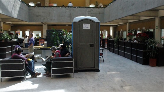 Baño público para la diputada María Josefina  Gamboa. 