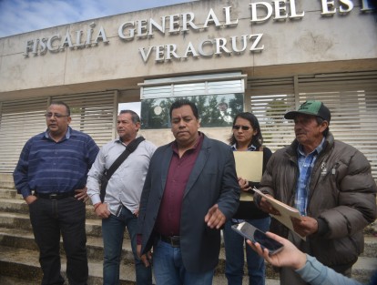 Los quejosos afirman que el 24 de diciembre un grupo de policías irrumpió en su casa, presuntamente buscando a dos personas ajenas a ellos, sin embargo varios de los familiares fueron lesionados y uno recibió un balazo.Suponen que todo deriva de un problema de tierras.  