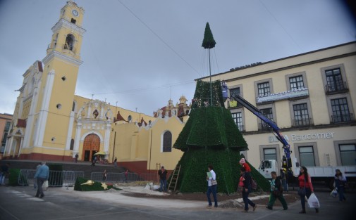 Una vez pasado el Día de Reyes,es retirado el nacimiento y árbol de Navidad de la Plaza Lerdo.  Sigue instalada la cabaña de manifestantes por lío legal entre particulares.