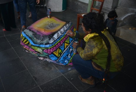  Sin tanto cacareo y sin apoyo de CEAPP, la artista Nancy González Vidal   retocó el monumento de los periodistas caídos que se encuentra frente a conocido café del centro de la ciudad. 