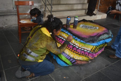 La artista comenta que gracias al apoyo de  la dueña del edificio se logró poner los nombres de los periodistas muertos en Veracruz como homenaje a su trabajo. 