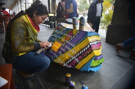 La artista comenta que gracias al apoyo de  la dueña del edificio se logró poner los nombres de los periodistas muertos en Veracruz como homenaje a su trabajo. 