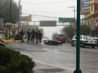 Un motociclista sufrió una caída en la confluencia de las calles Xalapeños Ilustres y 20 de Noviembre Oriente, al parecer a causa de un automovilista que lo embistió. Afortunadamente sólo sufrió golpes leves.   
