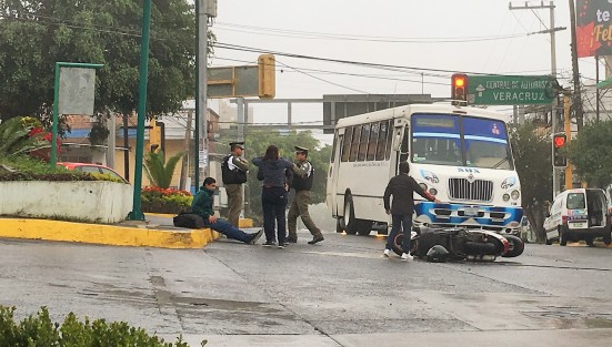 Mientras elementos de la Fuerza Civil entrevistan al accidentado, una de las testigos se encarga de dirigir el tráfico.  
