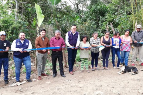 El Alcalde de Coatepec, Enrique Fernández, acompañado de su Comuna, visitó la Congregación de Tuzamapan para inaugurar 2 obras de electrificación: una en la Privada Benito Juarez y la otra en la Calle Cantarilla, en beneficio de más de 150 familias. 