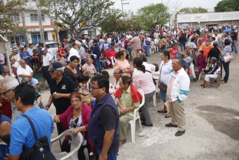 Adultos mayores formaron filas para inscribirse en el programa federal de apoyo para personas de la tercera edad e Boca del Río. Por momentos la situación se volvía tensa, pues empezaron a llegar desde las 5 de la mañana y la atención era muy lenta.