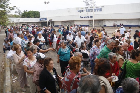 Adultos mayores formaron filas para inscribirse en el programa federal de apoyo para personas de la tercera edad e Boca del Río. Por momentos la situación se volvía tensa, pues empezaron a llegar desde las 5 de la mañana y la atención era muy lenta.