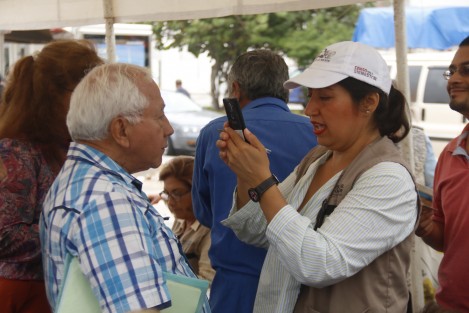 Adultos mayores formaron filas para inscribirse en el programa federal de apoyo para personas de la tercera edad e Boca del Río. Por momentos la situación se volvía tensa, pues empezaron a llegar desde las 5 de la mañana y la atención era muy lenta.