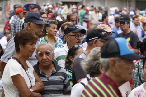 Adultos mayores forman filas para inscribirse en el programa federal de apoyo para personas de la tercera edad. Por momentos la situación se volvía tensa, pues empezaron a llegar desde las 5 de la mañana y la atención era muy lenta.