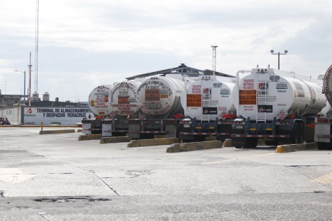 Decenas de pipas esperan su turno para cargar gasolina en la Terminal de Almacenamiento y Despacho Veracruz <em>El Sardinero</em>. El combustible será llevado a los estados de Querétaro, Estado de México y Guanajuato. 