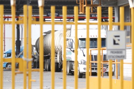 Decenas de pipas esperan su turno para cargar gasolina en la Terminal de Almacenamiento y Despacho Veracruz <em>El Sardinero</em>. El combustible será llevado a los estados de Querétaro, Estado de México y Guanajuato. 