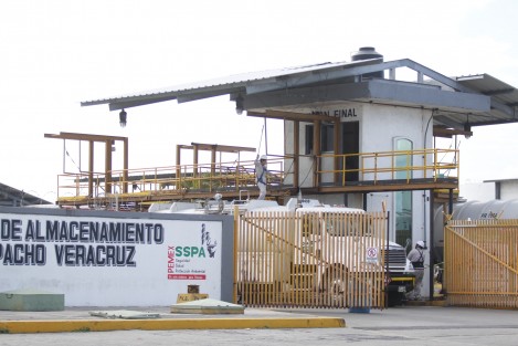 Decenas de pipas esperan su turno para cargar gasolina en la Terminal de Almacenamiento y Despacho Veracruz <em>El Sardinero</em>. El combustible será llevado a los estados de Querétaro, Estado de México y Guanajuato. 