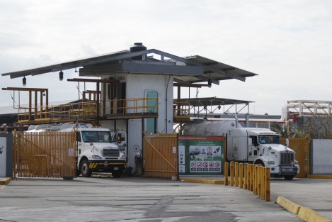 Decenas de pipas esperan su turno para cargar gasolina en la Terminal de Almacenamiento y Despacho Veracruz <em>El Sardinero</em>. El combustible será llevado a los estados de Querétaro, Estado de México y Guanajuato. 