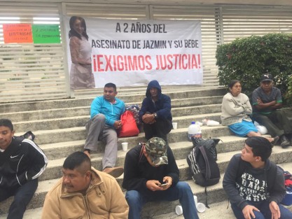  Habitantes de la sierra de Soteapan y Tatahuicapan tomaron la Fiscalía del Estado, exigiendo la renuncia del fiscal  Jorge Winckler, a quien señalan de no resolver las denuncias, y en algunos casos, como el abigeato y feminicidios, favorecer que culpables salgan en libertad.  