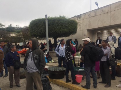  Habitantes de la sierra de Soteapan y Tatahuicapan tomaron la Fiscalía del Estado, exigiendo la renuncia del fiscal  Jorge Winckler, a quien señalan de no resolver las denuncias, y en algunos casos, como el abigeato y feminicidios, favorecer que culpables salgan en libertad.  
