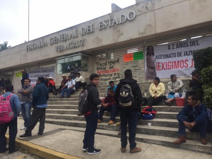  Habitantes de la sierra de Soteapan y Tatahuicapan tomaron la Fiscalía del Estado, exigiendo la renuncia del fiscal  Jorge Winckler, a quien señalan de no resolver las denuncias, y en algunos casos, como el abigeato y feminicidios, favorecer que culpables salgan en libertad.  