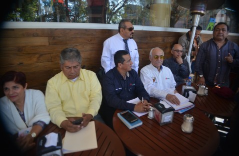 Integrantes del Sindicato de Trabajadores Petroleros de la República Mexicana, Zona de Minatitlán, informaron sobre la demanda que interpusieron en contra de su líder, Antonio Romero Deschamps,  la cual no había procedido en las administraciones pasadas. Recientemente se ha conocido de que el líder petrolero ha buscado un amparo para evitar ser detenido.  
