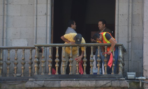 Empleados de limpieza siguen dándole su manita de gato a las oficinas de Palacio de Gobierno.  