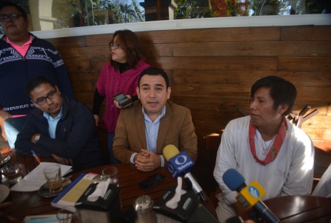 Integrantes del Consejo Consultivo de Pueblos Indígenas del estado de Veracruz dieron a conocer su respaldo al exdiputado local Manuel Francisco N, quien se encuentra detenido tras ser acusado del secuestro sufrido por el excandidato a la alcaldía de Chicontepec por Morena, Gonzalo Vicencio Flores. Argumentaron que la fiscalía ha mentido al señalarlo de haber tratado de huir cambiando su residencia a New York, pues Manuel Francisco apenas en noviembre concluyó su cargo como diputado local, y en este tiempo ha estado acudiendo a las reuniones del Consejo. 
