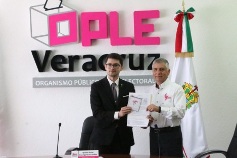 Quintín Dovarganes, consejero del  OPLE, recibió la documentación de la organización Fénix encabezada por Guillermo Peinado Bricio, con la que solicitan que ésta pueda ser partido político.  