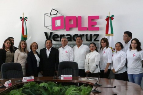 Quintín Dovarganes, consejero del  OPLE, recibió la documentación de la organización Fénix encabezada por Guillermo Peinado Bricio, con la que solicitan que ésta pueda ser partido político.  