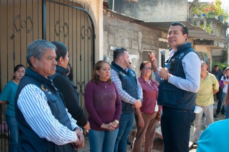 El alcalde de Coatepec, Enrique Fernández, continúa en la entrega de obras en todo el municipio, tales como la rehabilitación del drenaje sanitario en la calle Río de Los Pintores, de la colonia San Jerónimo y la ampliación de la red eléctrica en El Cedro, localidad Cuauhtémoc, con una inversión de casi 700 mil pesos, y millón y medio respectivamente.