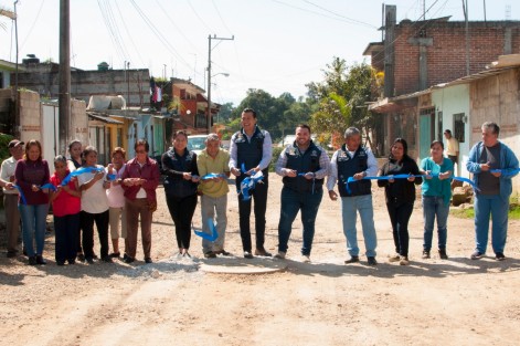 El alcalde de Coatepec, Enrique Fernández, continúa en la entrega de obras en todo el municipio, tales como la rehabilitación del drenaje sanitario en la calle Río de Los Pintores, de la colonia San Jerónimo y la ampliación de la red eléctrica en El Cedro, localidad Cuauhtémoc, con una inversión de casi 700 mil pesos, y millón y medio respectivamente.