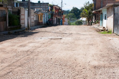 El alcalde de Coatepec, Enrique Fernández, continúa en la entrega de obras en todo el municipio, tales como la rehabilitación del drenaje sanitario en la calle Río de Los Pintores, de la colonia San Jerónimo y la ampliación de la red eléctrica en El Cedro, localidad Cuauhtémoc, con una inversión de casi 700 mil pesos, y millón y medio respectivamente.
