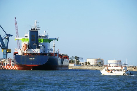 En tanto, el buque Cavatina continúa atracado realizando labores de desembarco de combustible para surtir a los estados que presentan desabasto. La gasolina viene de Texas.   