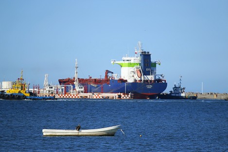 En tanto, el buque Cavatina continúa atracado realizando labores de desembarco de combustible para surtir a los estados que presentan desabasto. La gasolina viene de Texas.   