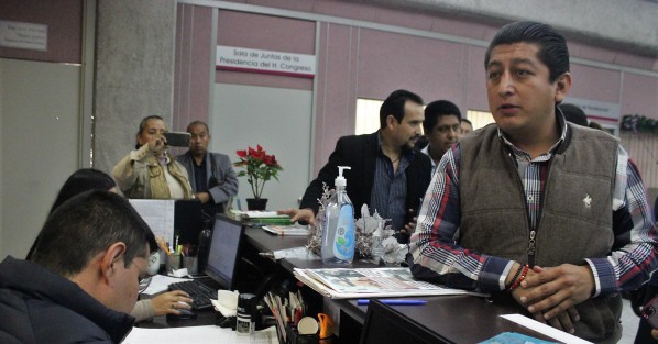Adrián Martínez Estrada, alcalde de Chicontepec e hijo del exdiputado Manuel Martínez, estuvo en el Congreso del Estado acompañado del abogado de su padre, para entrevistarse con el presidente de la Mesa Directiva, Juan Manuel Pozos. Al igual que una agrupación, defendió a su padre señalando que es inocente del delito de secuestro, por el que se le detuvo.