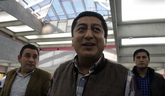 Adrián Martínez Estrada, alcalde de Chicontepec e hijo del exdiputado Manuel Martínez, estuvo en el Congreso del Estado acompañado del abogado de su padre, para entrevistarse con el presidente de la Mesa Directiva, Juan Manuel Pozos. Al igual que una agrupación, defendió a su padre señalando que es inocente del delito de secuestro, por el que se le detuvo.