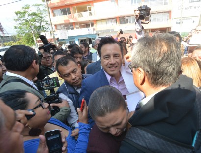 El gobernador Cuitláhuac García Jiménez, en compañía de diputados locales, federales y del alcalde Xalapa, inauguraron ‪la Casa de Vinculación Ciudadana, en Ávila Camacho número 162, colonia Centro de la capital del Estado.‬  