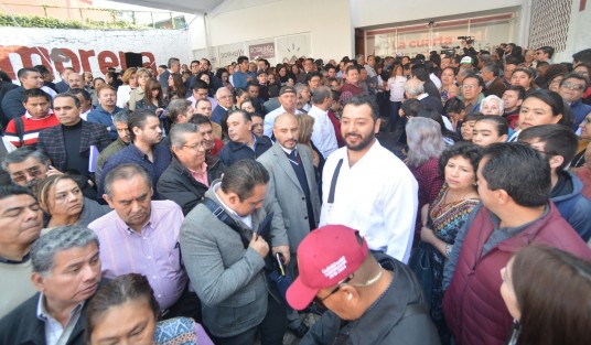 Con 40 minutos de retraso, entre empujones y mala organización transcurrió dicho evento donde el exceso de buscachambas y quedabien abarratoron el pequeño espacio.  