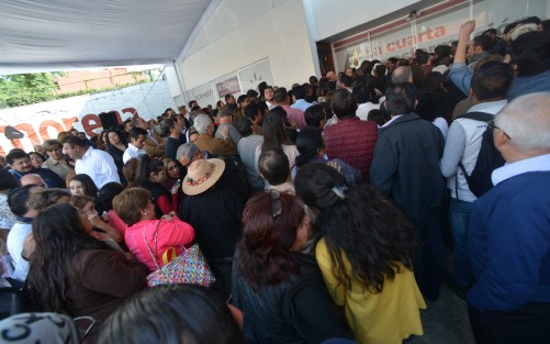Con 40 minutos de retraso, entre empujones y mala organización transcurrió dicho evento donde el exceso de buscachambas y quedabien abarratoron el pequeño espacio.  