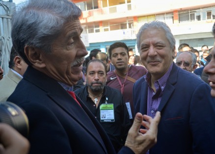  El ex alcalde y primer munícipe de oposición de Xalapa, Rafael Hernández Villalpando, saludando al actual alcalde Hipólito Rodríguez. 