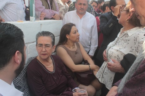 La senadora Gloria Sánchez atendió a algunas personas durante la inauguración de su Casa de Vinculación Ciudadana en Xalapa.  