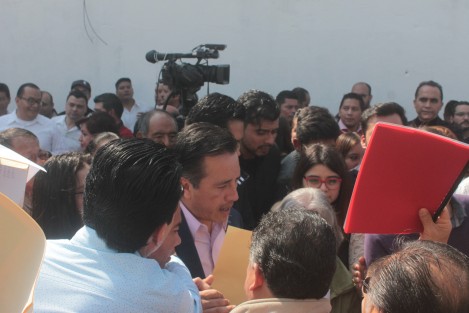 Múltiples solicitudes recibió el Gobernador Cuitláhuac García durante la inauguración de la Casa de Vinculación Ciudadana de la  Senadora Gloria Sánchez y las diputadas Federal, Dorheny Cayetano y local, Rosalinda Galindo. 
