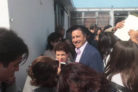 Múltiples solicitudes recibió el Gobernador Cuitláhuac García durante la inauguración de la Casa de Vinculación Ciudadana de la  Senadora Gloria Sánchez y las diputadas Federal, Dorheny Cayetano y local, Rosalinda Galindo. 