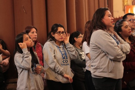 Jóvenes que acudirán a la Jornada Mundial de la Juventud en Panamá en unos días, participaron en la misa oficiada este mediodía en la catedral de Xalapa.  