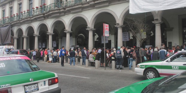 Como si hubiera suficiente espacio en el Palacio Municipal para atender a los ciudadanos, a las filas del pago del impuesto predial se suman las filas para el registro de adultos mayores a los programas de apoyo federales. 