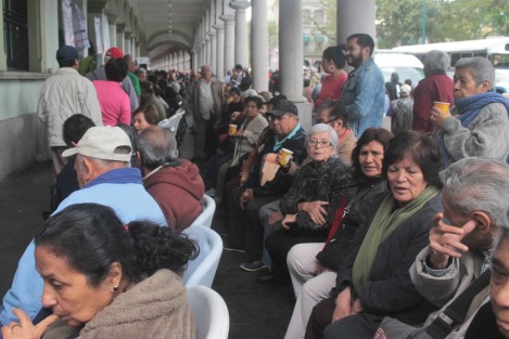 Como si hubiera suficiente espacio en el Palacio Municipal para atender a los ciudadanos, a las filas del pago del impuesto predial se suman las filas para el registro de adultos mayores a los programas de apoyo federales. 