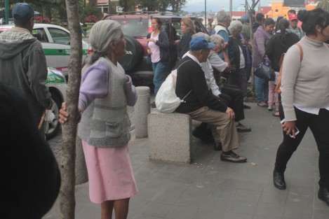 Como si hubiera suficiente espacio en el Palacio Municipal para atender a los ciudadanos, a las filas del pago del impuesto predial se suman las filas para el registro de adultos mayores a los programas de apoyo federales. 