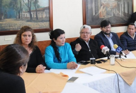 En compañía de militantes panistas, Joaquín Guzmán Avilés, aspirante a la dirigencia estatal del PAN, informó que una vez más impugnó la elección de la misma ante el TEV, ya que asegura, hubo muchas acciones fuera del marco legal. 