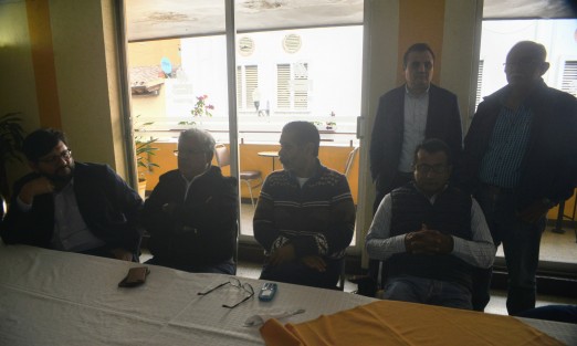 En compañía de militantes panistas, Joaquín Guzmán Avilés, aspirante a la dirigencia estatal del PAN, informó que una vez más impugnó la elección de la misma ante el TEV, ya que asegura, hubo muchas acciones fuera del marco legal. 