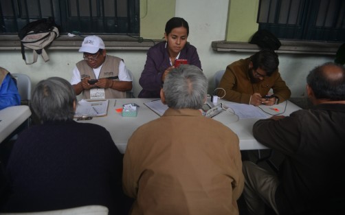 También pueden acudir a Plaza Museo y Crystal, ya que en centro de la ciudad esperan hasta media hora poder registrarse. Sólo les piden credencial de elector y CURP.